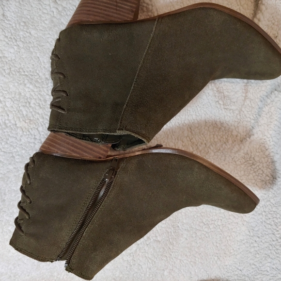 CNWT ALDO suede ankle boots US 7 - Picture 2 of 9